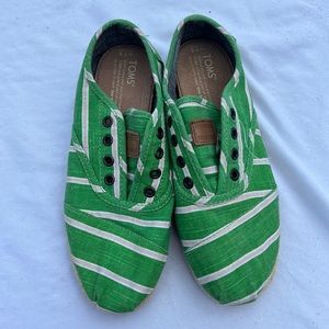 NWOT Green-Striped Classic Cordones Toms